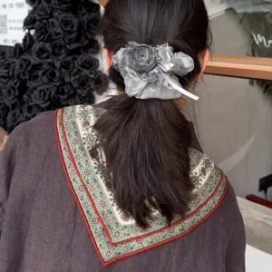 Elastico per capelli in organza grigia con fiore di rosa 3D e nastro per coda di cavallo.