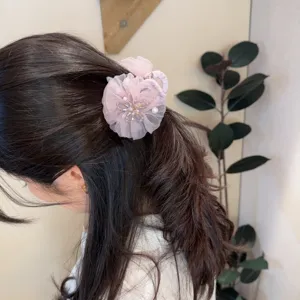 Detailansicht der Netz-Strass-Blumen-Haarklammer, elegantes Haarzubehör für Frauen.