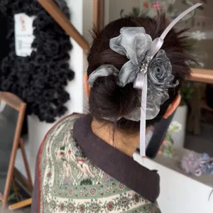 Elastico capelli organza sfumata con fiore rosa 3D e fiocco, dolce accessorio per donna.