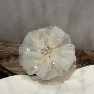 Detailansicht der Netz-Strass-Blumenhaarklammer mit eleganten Perlen und Kristallakzenten.