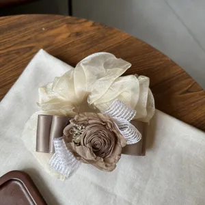 Elegante scrunchie in organza con fiocco floreale e rosa marrone 3D, accessorio per capelli.