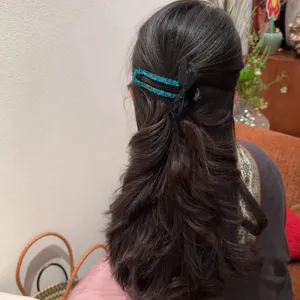 Dettaglio fermaglio per capelli con fiocco in strass luminoso e acconciatura elegante.