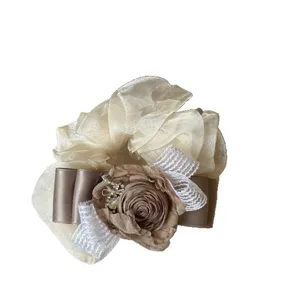 Elegante scrunchie in organza champagne con rosa di stoffa, fiocco e strass vista principale.