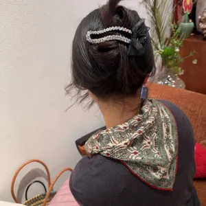 Fermaglio per capelli con strass e fiocco in rete, elegante clip brillante da donna.