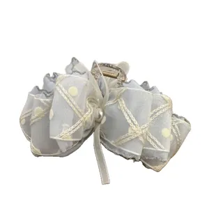 Hellblaue gepunktete Mesh Haarklammer mit süßer gestickter Schleife und Perle für Damen.