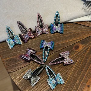 Primer plano de horquillas con lazo de diamantes de imitación con detalles de cristal.