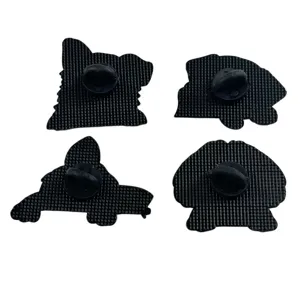 Rückansicht von vier niedlichen Hunde Metall Anstecknadeln mit sicheren Gummi Verschlüssen.