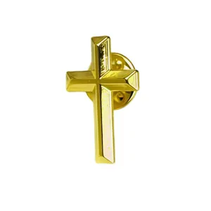 Broche croix doree epingle metal badge mode hommes femmes accessoire decoratif detail