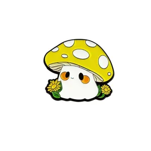 Dettaglio ravvicinato della spilla smaltata a fungo in stile cartoon con margherite e sorriso.