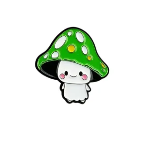 Primo piano dettaglio della simpatica spilla smaltata fungo fantasma verde metallo accessorio.