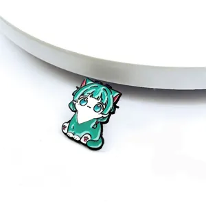 Simpatica spilla in metallo gatto anime per fan dei cartoni, accessorio smaltato elegante.