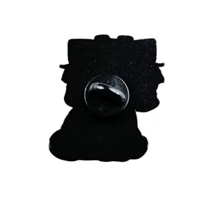 Vista dettagliata del retro della spilla in metallo gatto anime nero, accessorio kawaii.