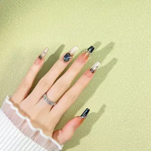 Uñas postizas hechas a mano con diseño francés negro y plateado, lazos y brillantes.