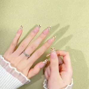 Faux ongles faits main motif léopard transparent français avec strass brillants courts