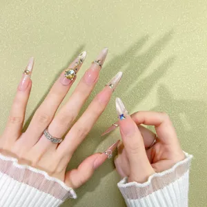 Vista detallada de uñas postizas hechas a mano, diseño de lujo ojo de gato con pedrería.