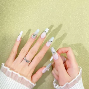 Handgemaakte neppe nagels witte verloop kattenoog strass luxe manicure detailweergave