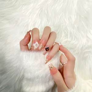 Uñas postizas hechas a mano en rosa nude con estampado de leopardo, pan de oro y pedrería 3D.