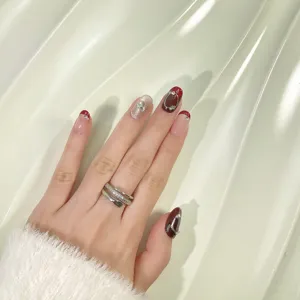 Faux ongles faits main bordeaux œil de chat strass manucure française détail vue