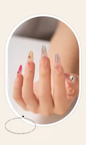 Uñas postizas largas y puntiagudas hechas a mano de lujo con degradado y pedrería.