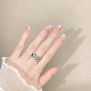 Uñas postizas hechas a mano con diseño de degradado rosa rubor y cristales iridiscentes.