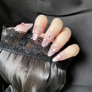 Uñas postizas hechas a mano con pedrería rosa y corazones, elegante forma ovalada.