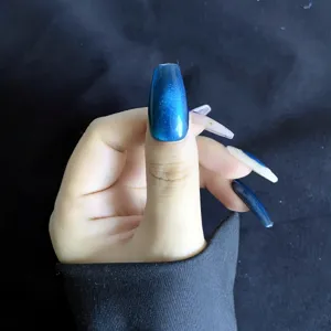 Faux ongles faits à la main, ongles bleus œil de chat pour un style d'été charmant.