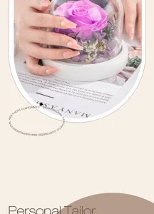Detalle de uñas postizas hechas a mano, estilo nude mediano con arte de líneas doradas.