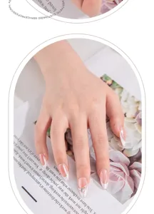 Unghie finte corte fatte a mano con punte bianche francesi e strass scintillanti eleganti.