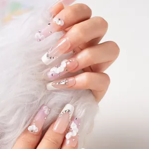 Uñas postizas hechas a mano con degradado rosa y blanco, flores 3D y brillantes strass.
