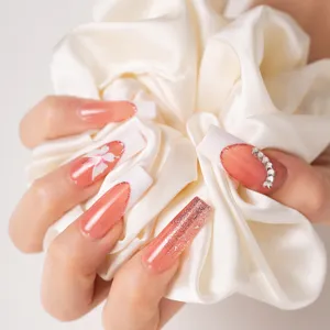 Uñas postizas largas cuadradas hechas a mano con degradado rosa, purpurina y estrás