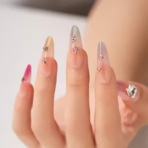 Uñas postizas hechas a mano con degradado aurora y brillantes pedrería elegante.