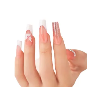 Uñas postizas hechas a mano con degradado rosa y mariposa para una elegante manicura
