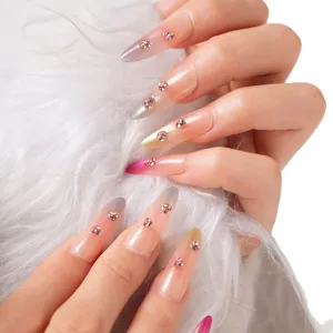 Uñas postizas largas de estilete hechas a mano con degradado aurora y diamantes brillantes.