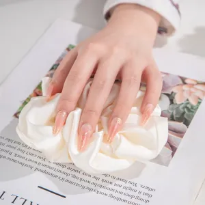 Uñas postizas hechas a mano con diseño de líneas doradas minimalistas, estilo elegante medio.