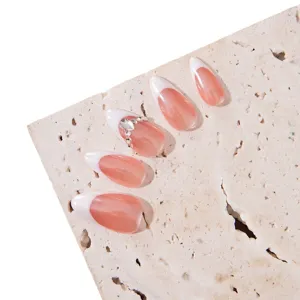 Unghie fatte a mano corte mandorla manicure francese con strass luminosi vista principale.