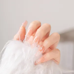 Ongles press-on nude élégants avec de belles fleurs 3D et des perles pour femmes.