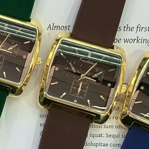 Reloj de cuarzo Koutake con caja cuadrada dorada y correa de silicona, esfera detallada.
