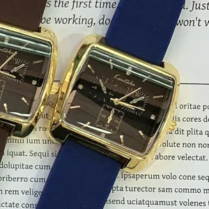 Primer plano detalle del reloj de cuarzo dorado cuadrado con correa de silicona.