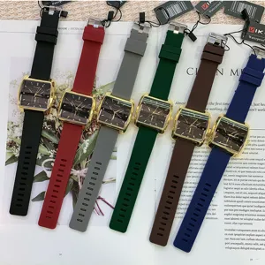 Vista detallada del reloj de mujer Koutake con caja dorada cuadrada y correas de silicona coloridas.