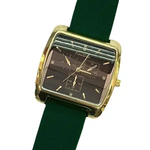 Reloj de cuarzo para mujer con caja dorada cuadrada y correa de silicona verde.