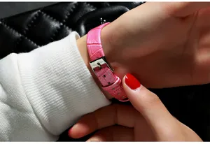 Gedetailleerd overzicht van dames roze lederen band quartz horloge met gesp.