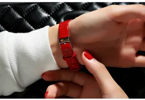 Elegante rode lederen horlogeband detailweergave, klassiek quartz horloge voor dames.