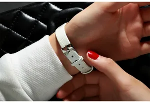 Dames quartz horloge met klassieke lederen band, elegant ontwerp voor dagelijks.