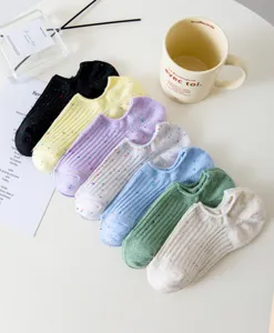 Vista detallada de calcetines bajos de algodón para mujer estilo japonés coloridos.
