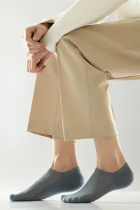 Detailaufnahme von atmungsaktiven Mesh-Füßlingen für Herren mit flachem und dünnem Design.