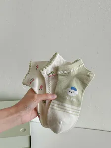 Cute floral green cotton short socks detail, pastoral style breathable boat socks for women.