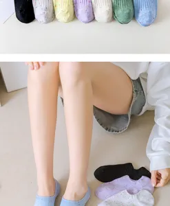 Detalles de calcetines de barco de verano para mujer de estilo japones con puntos coloridos.
