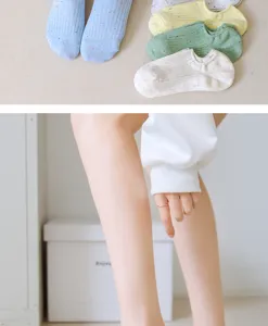Vista detallada de calcetines cortos de algodón para mujer de estilo japonés con motas de colores.