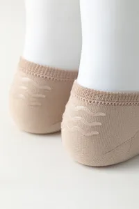Detailansicht beige unsichtbare Herren Füßlinge mit rutschfesten Silikon-Fersenwellen.