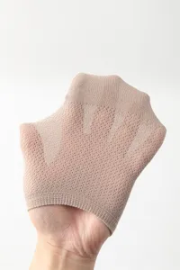 Nahaufnahme der leichten atmungsaktiven Mesh-Füsslings mit feiner elastischer Struktur.
